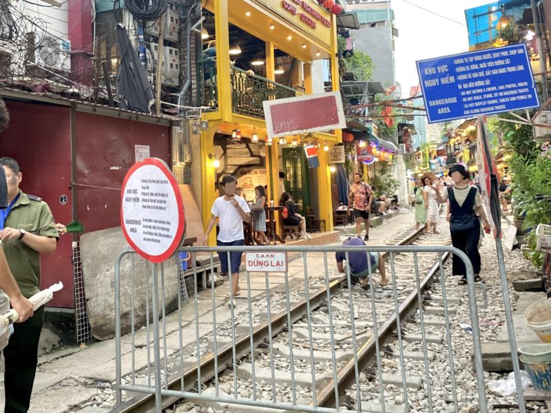トレインストリート 電車が線路脇のカフェ通りスレスレを走る？！線路上で写真撮影もできるベトナム・ハノイの観光名所