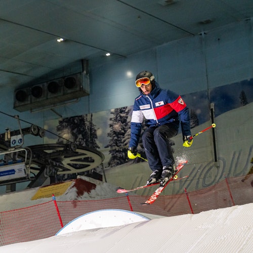 スキー ドバイ」の756点のロイヤリティフリー画像、写真素材、絵Shutterstock