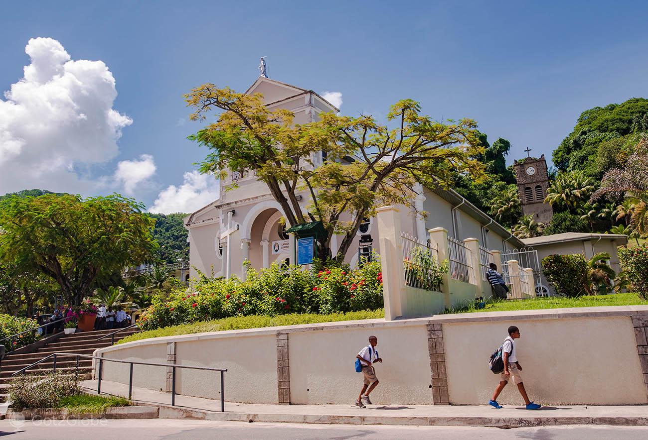 Victoria Seychelles🇸🇨＼セーシェルの首都ヴィクトリアのおすすめ観光スポットセーシェルはイギリスやフランスの植民地を受けた国で、現在はイギリス連邦加盟国です🇸🇨そのため様々な国の文化が街中に残っています👀 今回はセーシェルの首都のビクトリアの観光