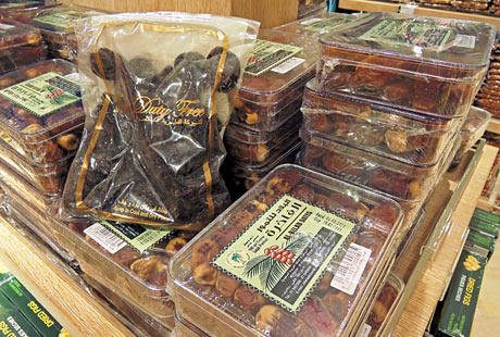 韓国 🇰🇷KOREA仁川空港の免税店のお土産コーナー！ お餅系のお菓子やおやつ色々あって惹かれる🫣💓ヤックァのクッキーとかドバイチョコ系商品とか 面白いのもいっぱい😍✨ でもやはりお高めではある