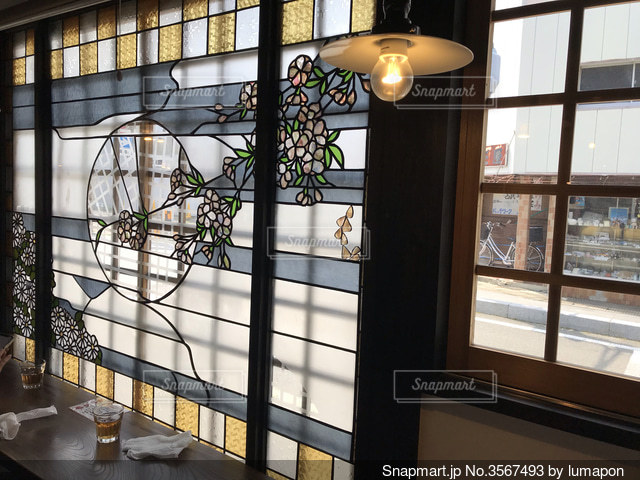 窓 カフェ 机」の検索結果