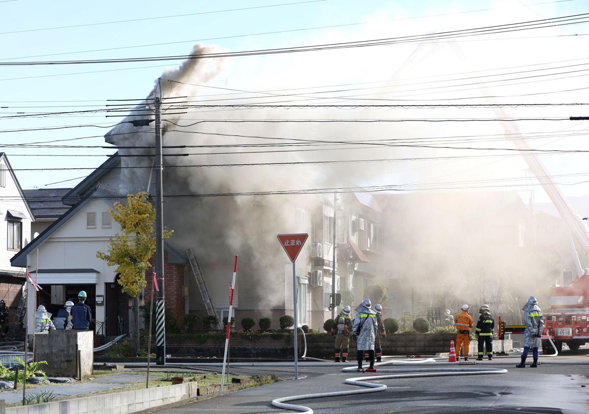 新潟 佐渡 火事で9棟焼ける 70代男性搬送も命に別状なし