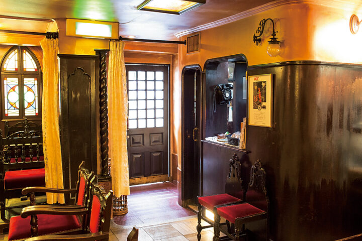 フランソワ喫茶室の特製プリン ステンドグラスに豪華な百合の花とクラシック 受付室からグレーのワンピースに白襟の制服のウエートレスグラフィックデザイナーの太田和彦さんは著書「ひとり飲む、京都」の中で乙女の館と書いてましたね 喫茶店として初めての登録有形文化