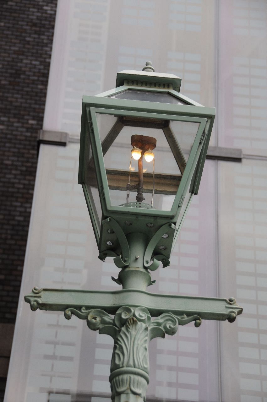 横浜駅のガス灯への行き方をチェック！中央通路の赤い靴はいてた女の子像の場所も - よこはまサーチ