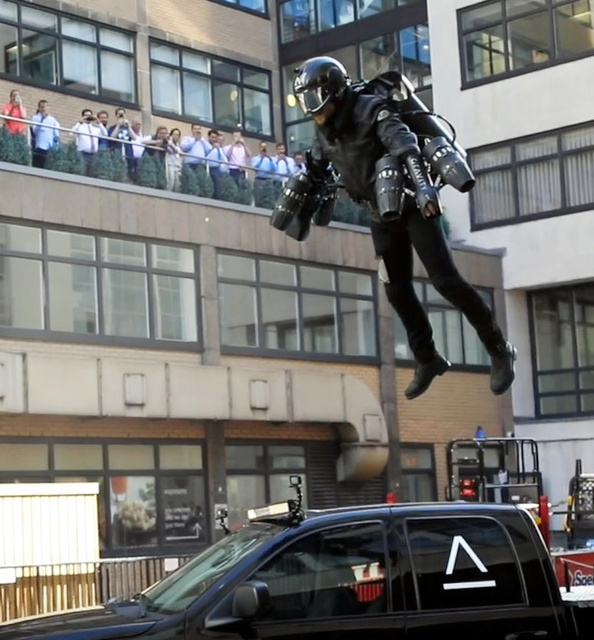 操作は「ニンテンドースイッチより簡単」 万博の目玉 1人乗りの