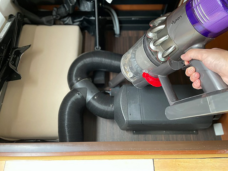 キャンピングカー車中泊後の車内清掃トイレのお手入れおすすめ除菌剤食器など小物の収納方法の紹介 - YouTube