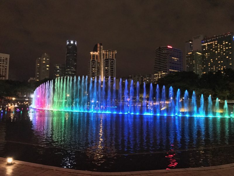 まるで生きた噴水！？KLCC公園の芸術的な光の噴水ショーはなんと１５０種類ものプログラムがある 虹色の噴水は必見世界をアトリエに