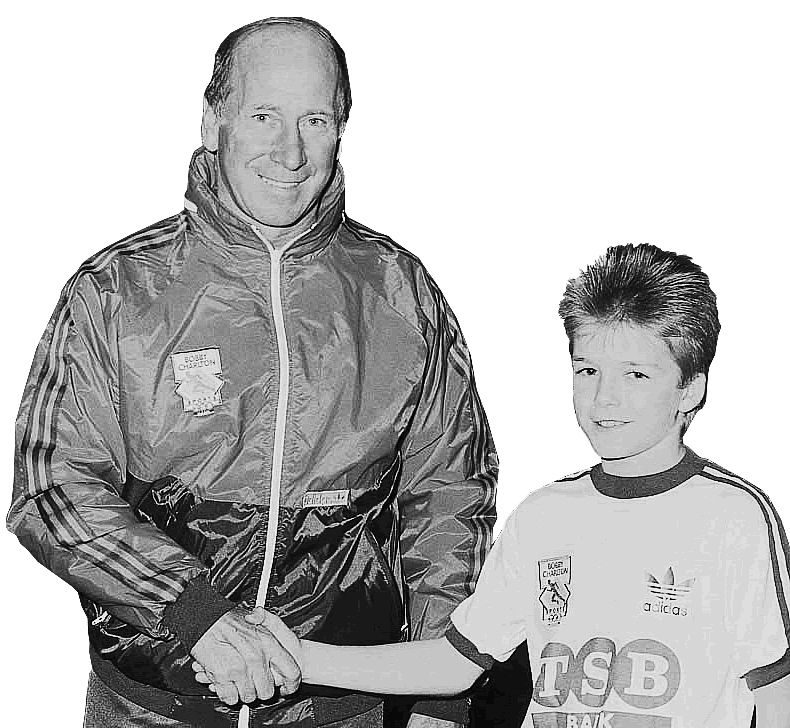 パトリス・エブラがサー・ボビー・チャールトンの誕生日お祝いメッセージでマン・シティをコケにする CLの成績について :