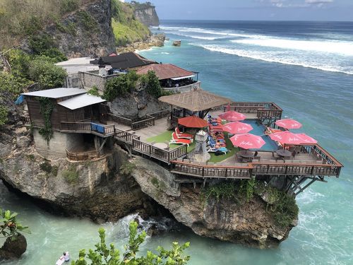 サーフポイントとして有名なウルワツのスルバンビーチ🌊 近年はカフェやレストランも増え、雄大な景色を楽しむために訪れるのもオススメです！バリ王バリ島バリバリ島旅行バリ旅行バリ島観光バリ観光ビーチリゾートアジアンリゾートビーチウルワツ