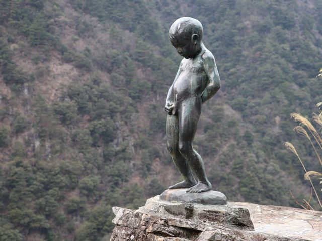 徳島県三好市池田町にある小便小僧の銅像。山々に囲まれ気持ちよさそうに小便をする様は観る者を虜にし、おしっこしたくなる。近くにトイレを置いて欲TikTok