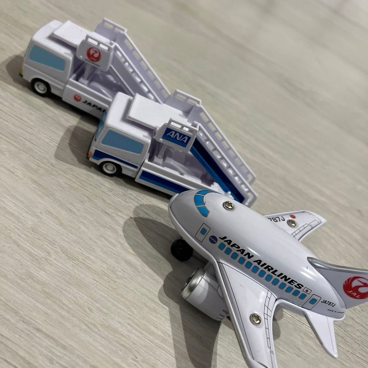 エアプレーングッズ 空港で働く乗り物 木製ひこうきセット