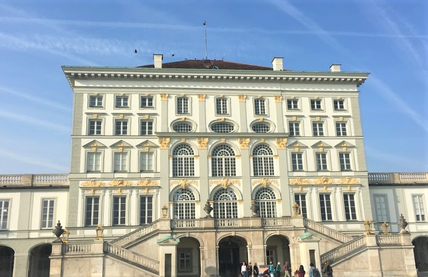 秘密がいっぱい ミュンヘンのニンフェンブルク宮殿を公認ガイドがご案内! - YouTube