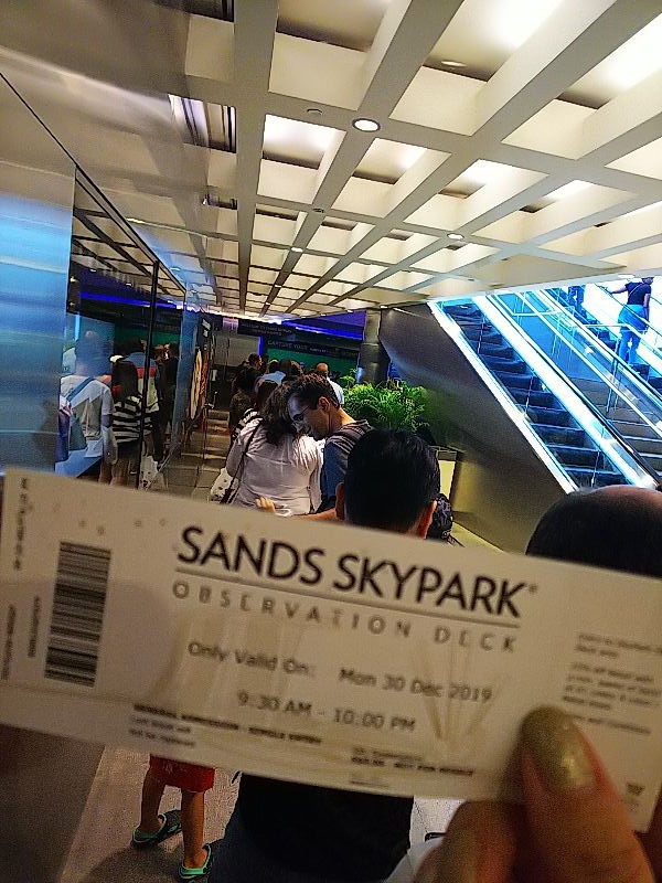 日本人だけ無料で！？マリーナベイサンズの屋上に行ける！Marina Bay Sandsお得情報！ –