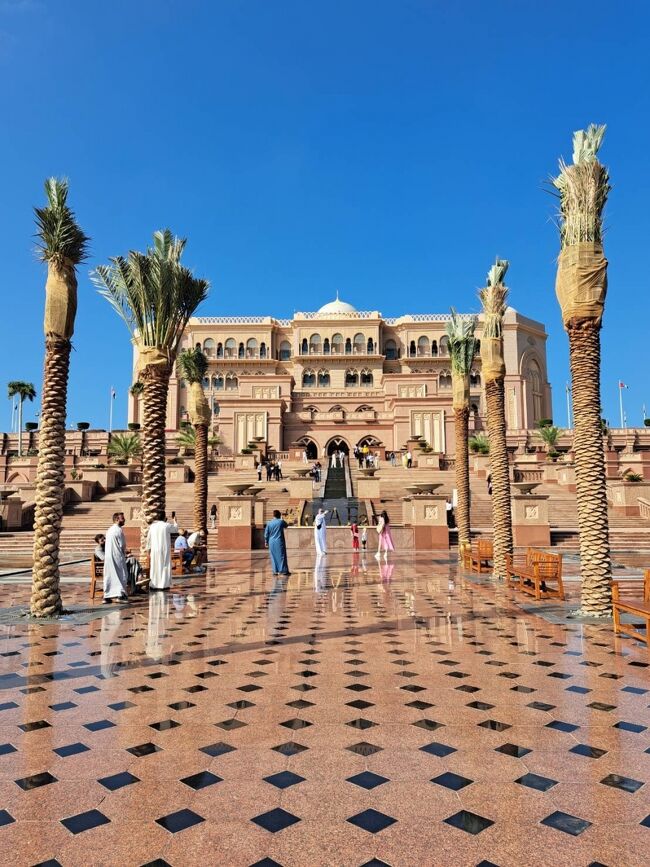 2025 エミレーツパレスコーヒーを持つアブダビシェイクザイードモスク、提供元：OceanAir Travelsドバイ, アラブ首長国連邦