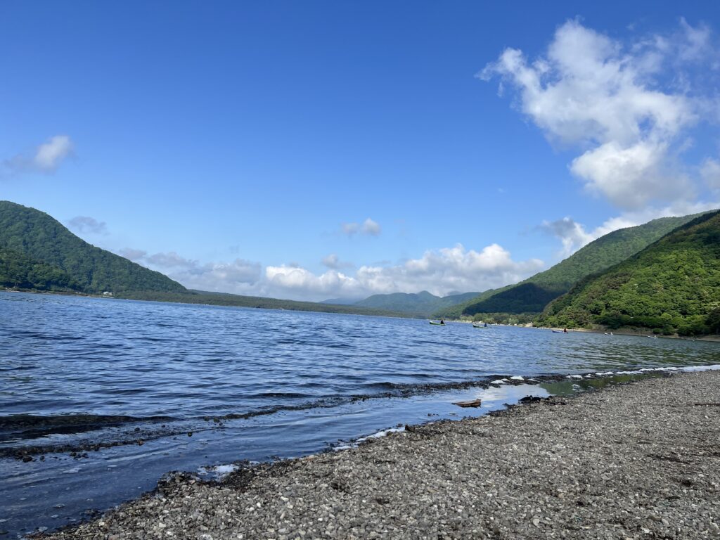 予約不要の西湖・湖畔キャンプ場で狙いたい時間帯や場所取りのコツ – キャンプクエスト