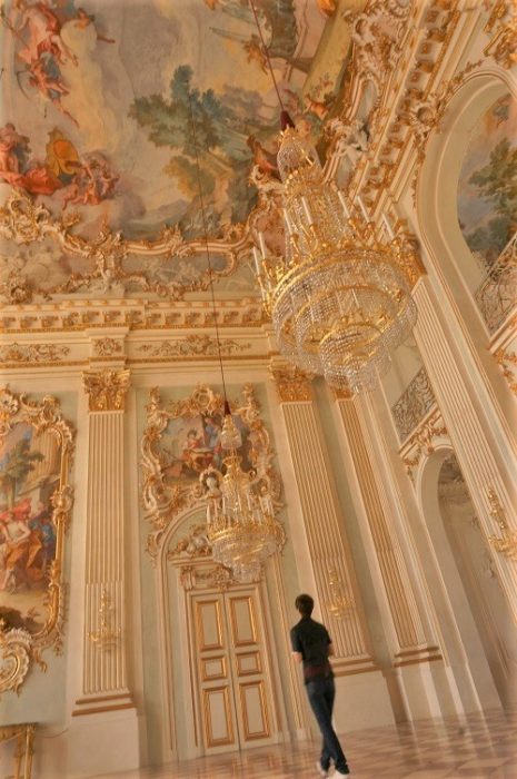 ニンフェンブルク城の美人ギャラリー ～ 宮殿内部はすいていました飛行機大好きクルミ飴