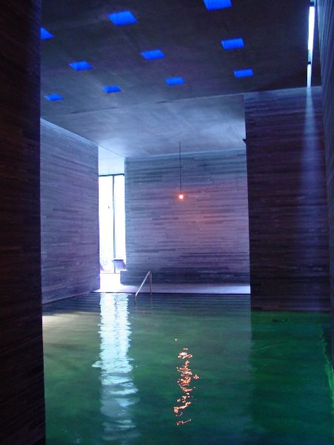 かなり昔に訪れた ズントー設計のテルメ・ヴァルスです。 スイスの山奥にあるモダン建築 たどり着くまでに凄い道を通ります。