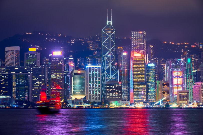 香港を訪れたら絶対行きたい🇭🇰保存必須！, 「100万ドルの夜景」と呼ばれる絶景を見に行こう🌃,香港ならではのユニークな高層ビル群の光と、ビクトリア・ハーバーに映る光が、まさに絶景！幻想的な音楽と、ビルの上に付けられた光のレーザーが空を鮮やかに飾る夜のショーは必見ですよ✨,\世界最大の光と音のショーとして、ギネスにも認定 ,シンフォニー・オブ・ライツ , 時間：毎晩20:00-,