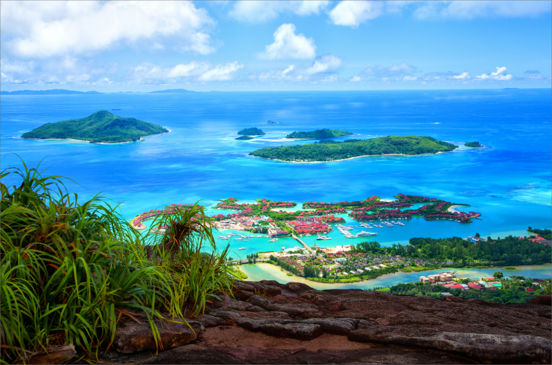 Victoria Seychelles🇸🇨＼セーシェルの首都ヴィクトリアのおすすめ観光スポットセーシェルはイギリスやフランスの植民地を受けた国で、現在はイギリス連邦加盟国です🇸🇨そのため様々な国の文化が街中に残っています👀 今回はセーシェルの首都のビクトリアの観光