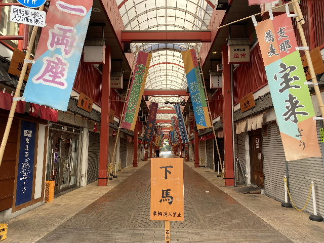 今日の浅草 浅草寺本堂から西に向かう参道の西参道 -
