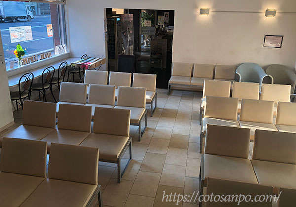 京都駅ビル・東広場の北ピロティに新たに休憩スポットが登場しました。ちょっと時間が空いた時の休憩はもちろん、時にはワーキングスペース としてもご利用いただけます。夜には素敵な京都駅前の景観も楽しんでいただけますよ♪京都京都駅ビル京都駅JR京都駅東