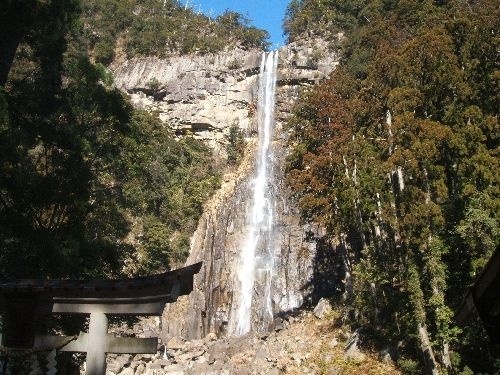 熊野三山を巡る 熊野那智大社 。高さ・水量ともに日本一の那智の滝。季の座からお車で約2時間分スタッフブログ公式
