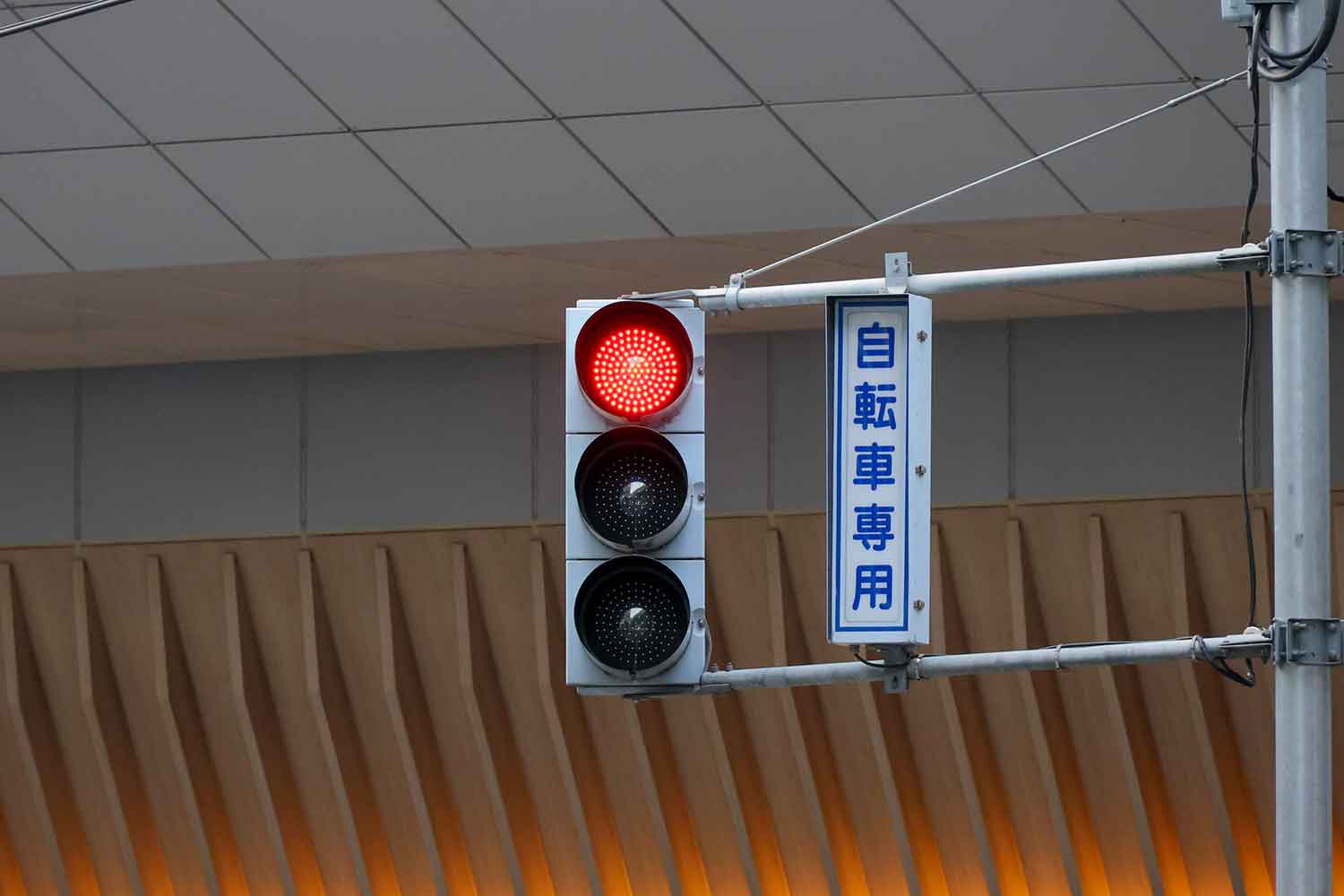 自転車の交通ルール 交差点直進時はどこを走るのが正しいの？スターバイクス