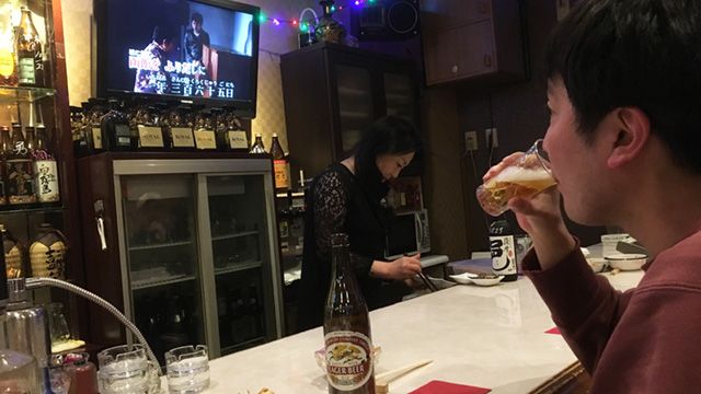 道端に「こたつ」。スナックのママがリアル出勤する、街中のこたつに入って甘酒飲んでみませんか【神戸市】（Hinata J.Yoshioka） -