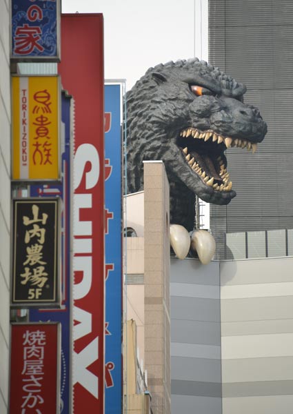 外国人も殺到する新宿の「ザ・日本」が話題 ネットは「まさに日本が誇るヒーローたち」 –