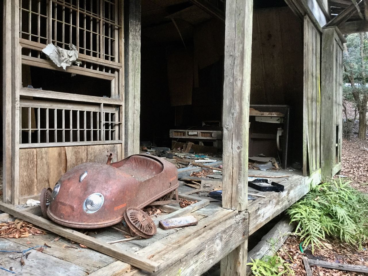 90年代を最後に人がいなくなった廃集落、ザ・昭和のリビングが残る風景はうやし報告記 仮