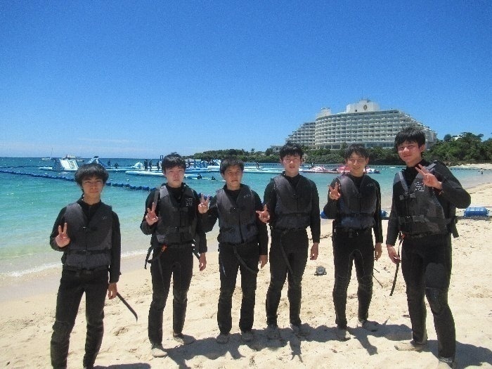 修学旅行 沖縄コース 1日目 2年生は修学旅行に出発しました！沖縄コースの1日目はひめゆりの塔を訪問し、資料館で平和学習を行いました。午後から嘉手納基地の見学でした。明日は1日マリン体験です！広島桜が丘高校