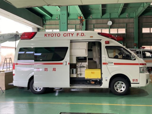 なぜ青い救急車？ アーティスト山口歴と共に常識と闘う