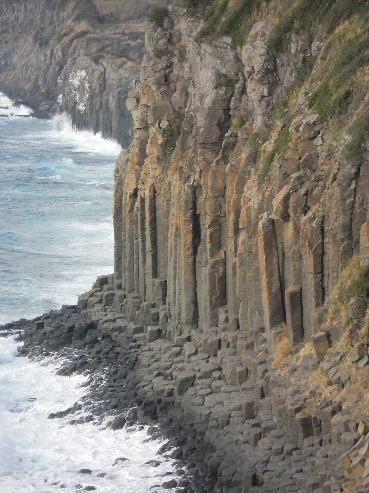 塩俵の断崖六角形の岩柱が並ぶ、不思議な断崖。 生月島の北西海岸に約1km続くこの絶景は、まるで大地が作り出したアート作品のよう！潮と風が形作った玄武岩の柱は、亀甲模様にも見え、夕陽とともに眺めれば息をのむ美しさです。 写真は
