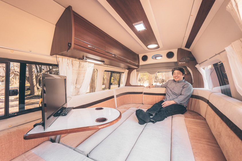 ジャパンキャンピングカーショーデビューのハイエーススーパーロング最高峰モデル！ 公式 ハイエースなどの車中泊・キャンピングカー ならダイレクトカーズ三重