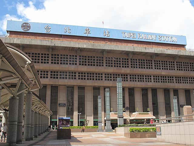 台南から高雄空港 ”世界で最も美しい駅２位”の「美麗島駅」で途中下車