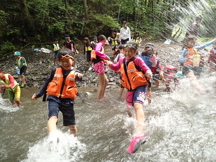 関西ママのじゃぶじゃぶ池コーデは「濡れてもOK服」できれいめに！＜SNAP＞VERY