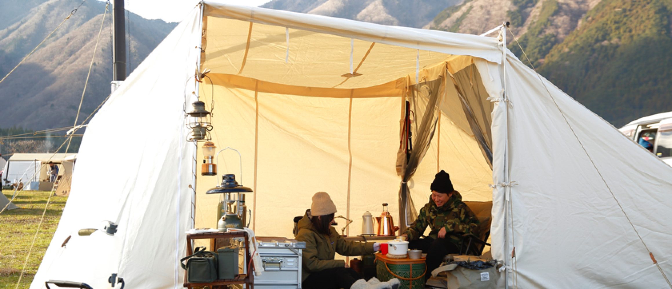 お座敷スタイルレイアウトランドロックで冬のファミリーキャンプを楽しむおすすめ装備紹介 – キャンプクエスト