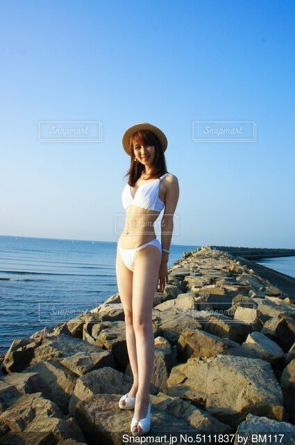 海水浴を楽しむ若い水着の女性の写真・画像素材-Snapmart スナップマート