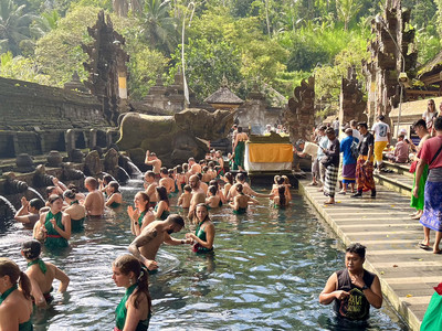 ティルタ・エンプル聖水寺院での沐浴とウブド観光プライベートツアーKlook