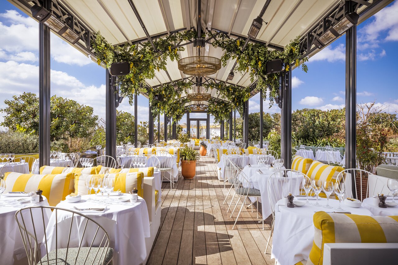 歴史的重要建造物に指定されたドームのステンドグラスを望む☆プランタン」』by parisjunko : Brasserie