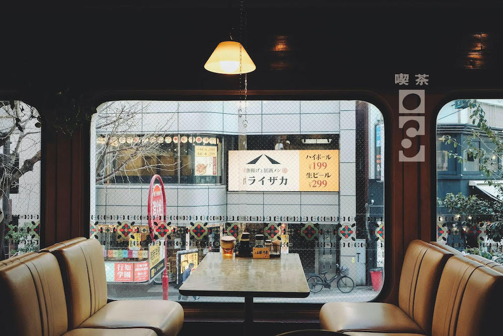 大正洋装店 東京店です。 浅草にある喫茶店「ロッジ赤石」に行ってきましたよ！浅草メイン地域からは少し離れていますが、静かで落ち着く街にあり、店内にはレトロな時計や可愛いティーカップなど可愛い小物が並んでいたりしています🕰️💕今回頂いたのはエビサンド