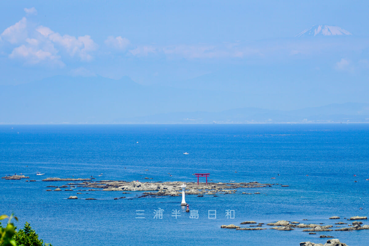 葉山 森戸海岸沖 名島 菜島 の赤い鳥居の写真素材101666706-
