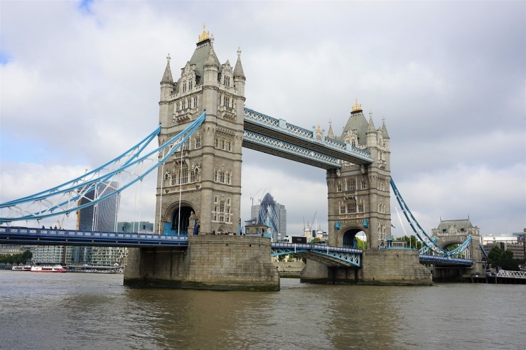 ３位のスポット失敗談＆補足アドバイス👇 ロンドンブリッジ〜タワーブリッジ周辺は 夜のいっぱい見所が集まってるんだけど・ このエリアにもう一ヶ所オススメ＆しかも無料のスポットが。