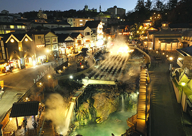 日没直後の湯畑ライトアップ 2023年7月11撮影 –公式