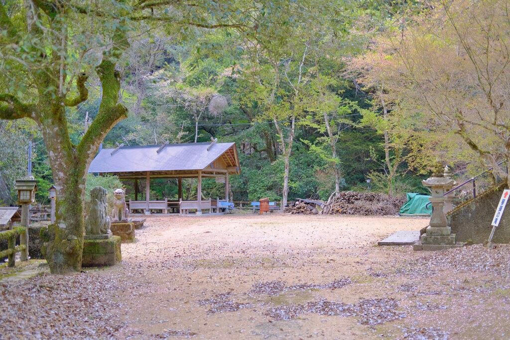 岡山県美作市にある天石門別神社境内にかかるパワースポット ～琴弾の滝～ - Kumattaki