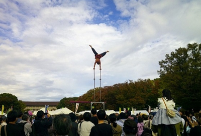 上野公園蛙噴水広場前にて東京都公認ヘブンアーティスト活動 | 上野公園女性 マジシャン