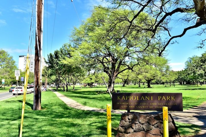 カピオラニ公園でダイヤモンドヘッドをバックにJUMP🙌🏻 @ata_1026の娘ちゃん達は、下にトランポリンでもあった？ってくらいジャンプしてるし、我が家の息子達はジャンプする気あった？ってくらいジャンプできてない。wどれも大好きな写真🤳🏻⛰️hawaiidiamondhead