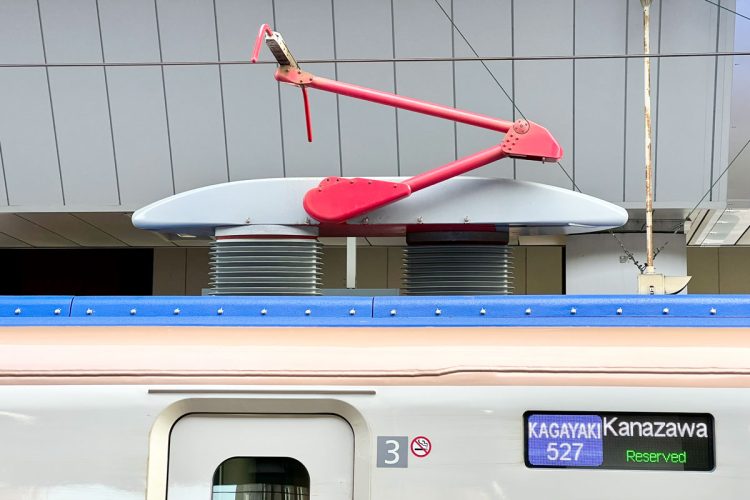 最近の主流は「く」の字形 電車のパンタグラフの形状は3種類ある 「菱形」「下枠交差形」「シングルアーム形」の違いと新幹線の騒音を減らす工夫マネーポストWEB