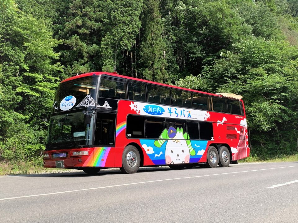 瀬戸大橋記念公園にやって来ました🚌,公園内の展望タワーですけど、見上げると高いなぁって感じです😳今日は天気がいいから見晴らしは最高でしょうね😆,吉備交通きびバス瀬戸大橋記念公園
