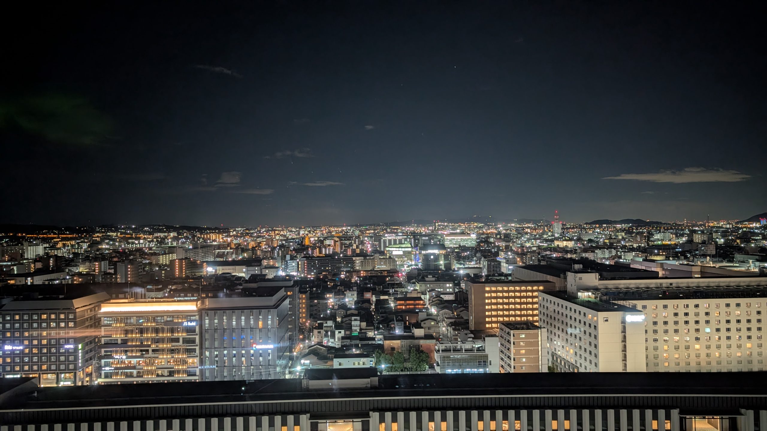 京都駅ビルの夜景を望みながら食べ飲み放題！京都タワー屋上ビアガーデンがオープン - ファッションプレス